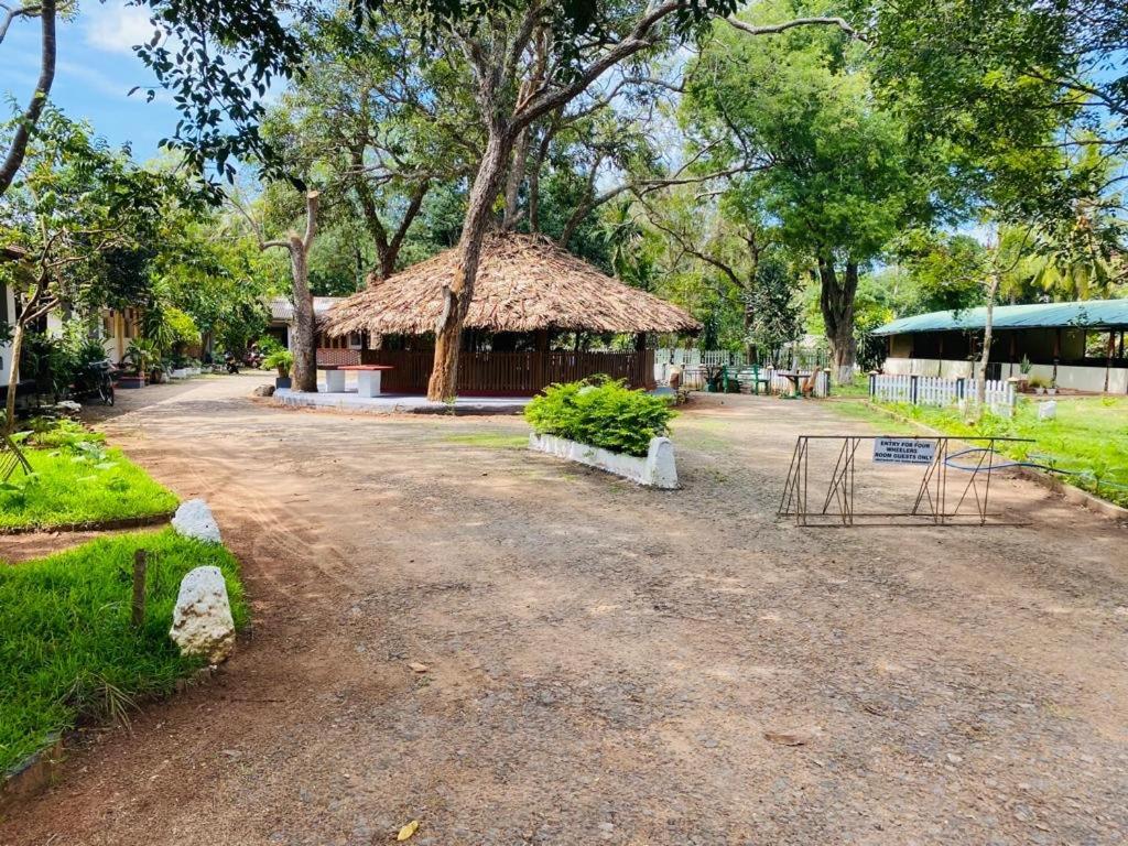 Resthouse Vavuniya Hotel Ngoại thất bức ảnh