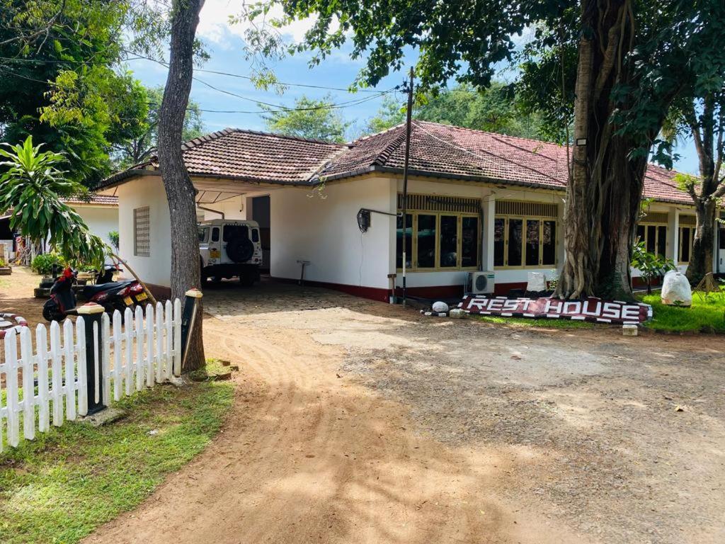 Resthouse Vavuniya Hotel Ngoại thất bức ảnh